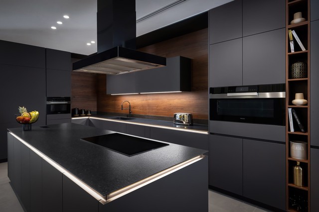 Black modern Häcker kitchen in Dubai